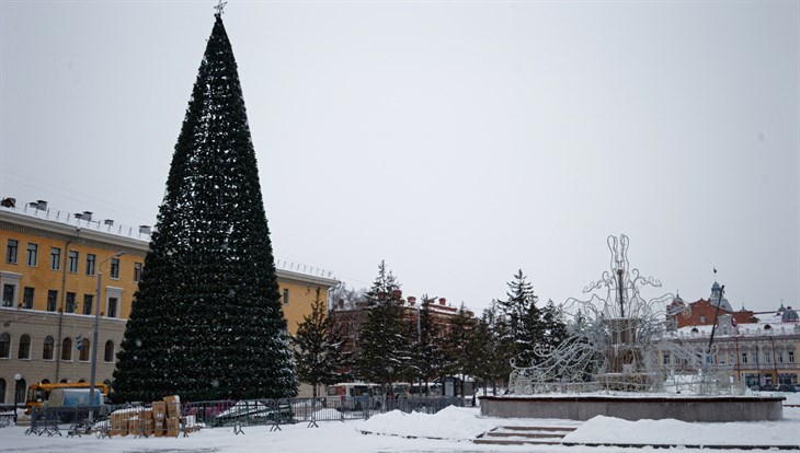 Как Новособорная площадь в Томске прихорашивается к Новому году: фото