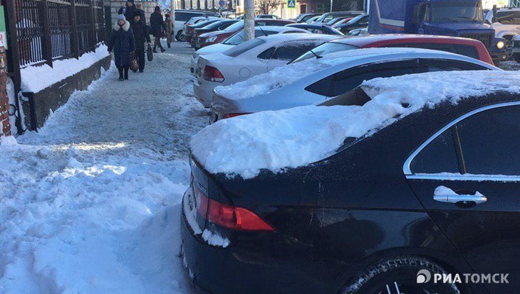 Власти окажут юрпомощь томичам, чьи авто пострадали от схода снега