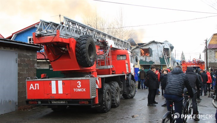 Пожарные потушили текстильный склад в Томске
