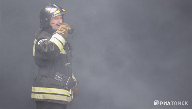 Пожарные эвакуировали 8 человек из горящего дома-памятника в Томске