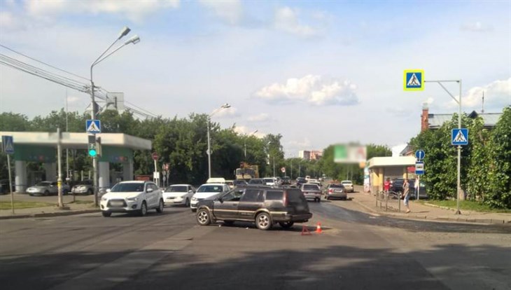 Иномарка после ДТП вылетела на остановку в Томске, пострадал пешеход