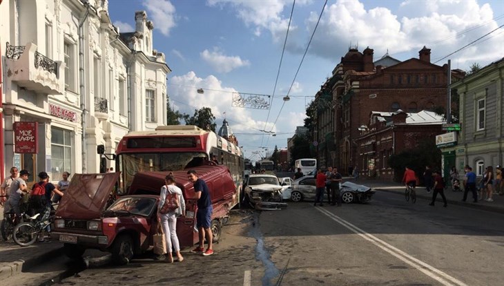 Двое пострадали в ДТП с участием 4 легковушек и троллейбуса в Томске