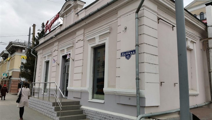 Власти возмущены танцующими девушками в окнах бара в центре Томска
