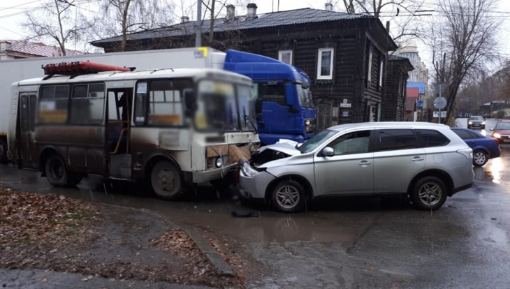Иномарка врезалась в автобус с 23 пассажирами в центре Томска