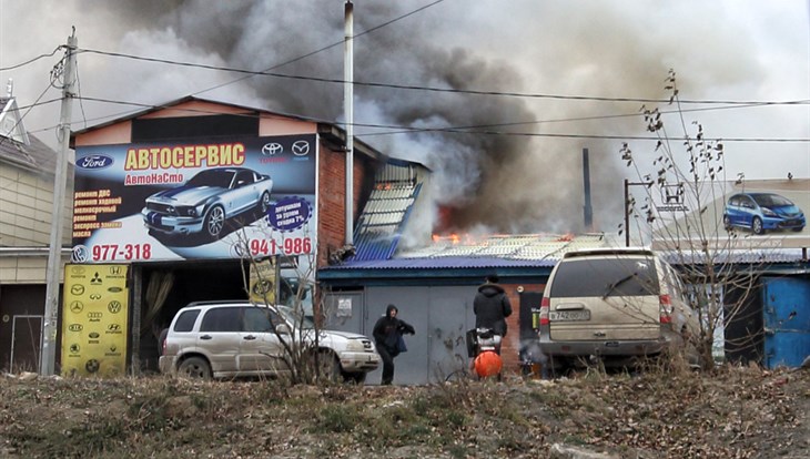 Автосервис горит в Томске на площади 600 