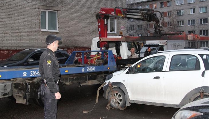 Приставы арестовали квартиру и авто томички за долг 2,2 млн руб за ЖКУ