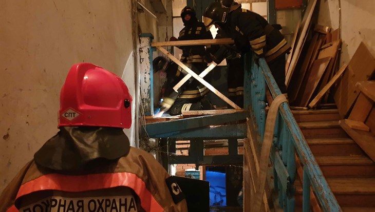 Пожарные в пятницу спасли подростка-инвалида из горящего дома в Томске