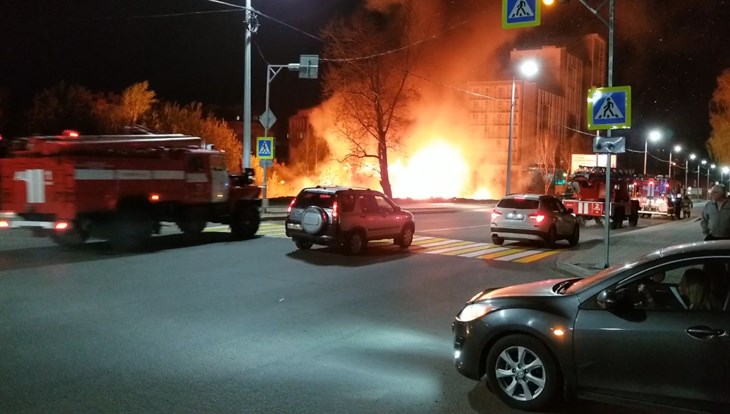 Сотрудники МЧС потушили пожар в расселенном доме в центре Томска