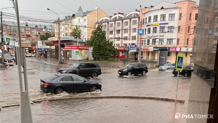 Мэрия: воскресный ливень смыл в Томске крышки люков и затопил дороги