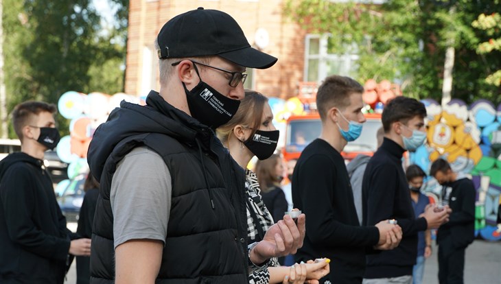 Около 300 студентов ТПУ зажгли свечи в память о трагедии в Беслане