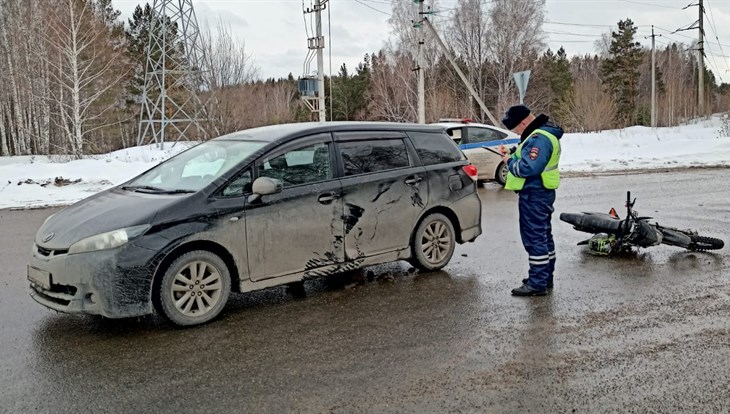 Подросток на питбайке врезался в автомобиль под Томском