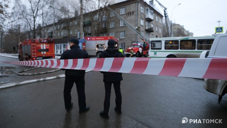 Две улицы перекрыты для авто из-за горящего дома на Кулагина в Томске