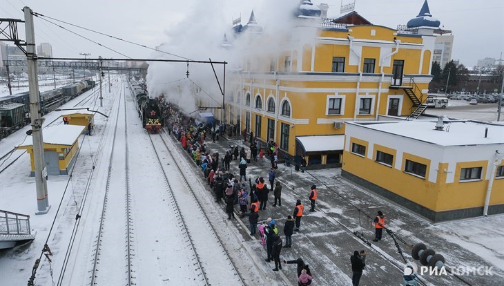 Борода-то не из ваты: как томичи встречали поезд Деда Мороза