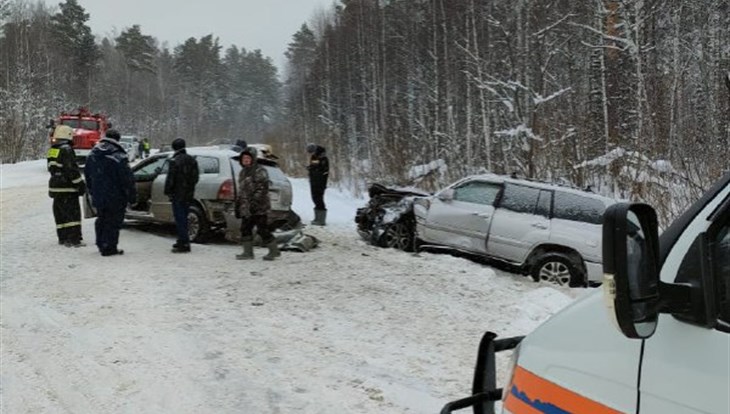 Трое пострадали в лобовом столкновении двух Toyota на томской трассе