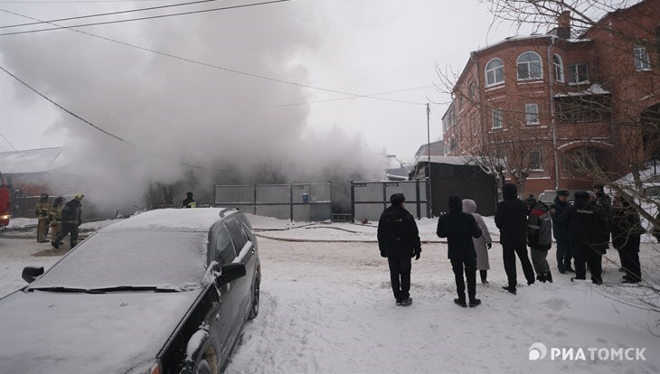 Пожарные нашли тела 2 человек в горящем доме в пер. Базарном в Томске