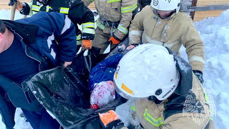 Пожарные вытащили подростка из-под двухметрового сугроба в Бакчаре