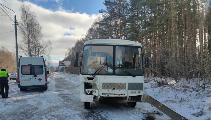 Маршрутка врезалась в остановку в Томске и сбила человека