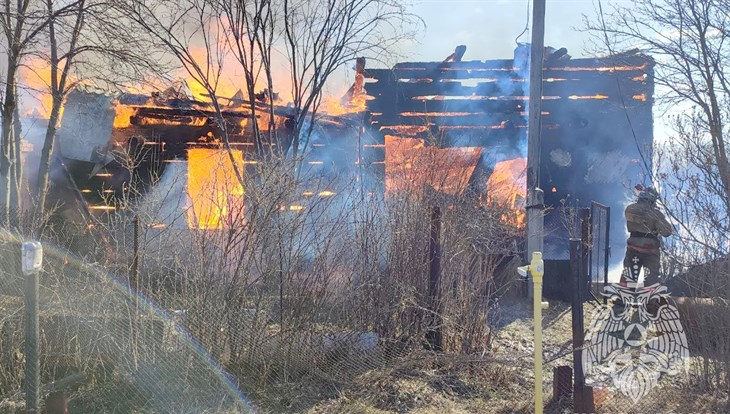 Три дома горят в томском с.Дзержинское, площадь пожара 500 