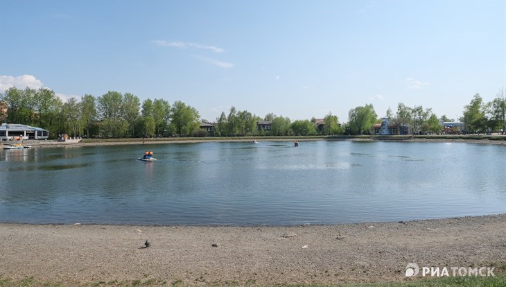 Предприятие-спонсор доливает воду в Белое озеро в Томске в среду