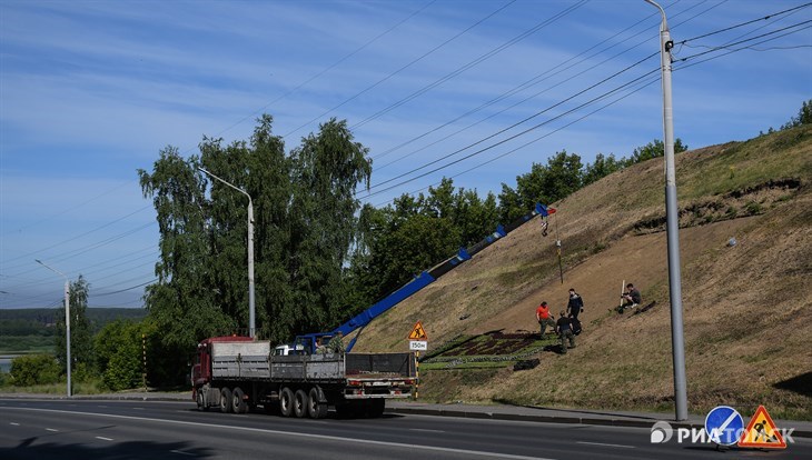 Герб Томска из 19 тысяч цветов высаживают на въезде в город