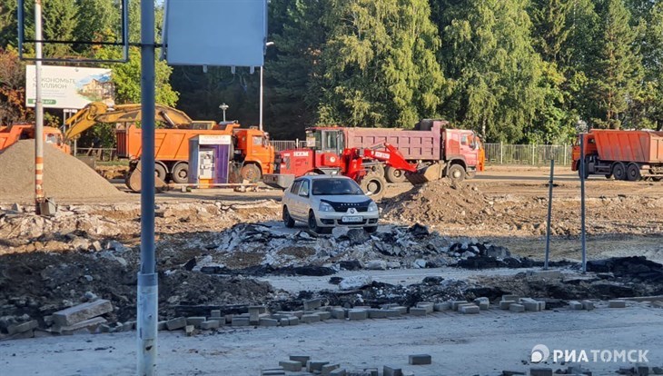 Рабочим пришлось обкопать Renault на платной парковке аэропорта Томска
