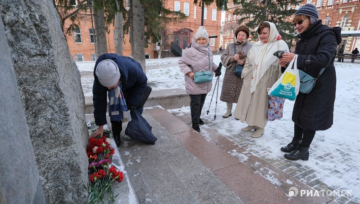 Томичи возлагают цветы к Камню скорби в память жертв репрессий