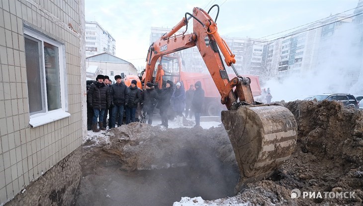 Рабочие вторые сутки ищут причину потопа на Бирюкова, 6 в Томске