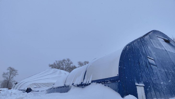 Крыша ледовой арены в селе Бакчар рухнула под тяжестью снега
