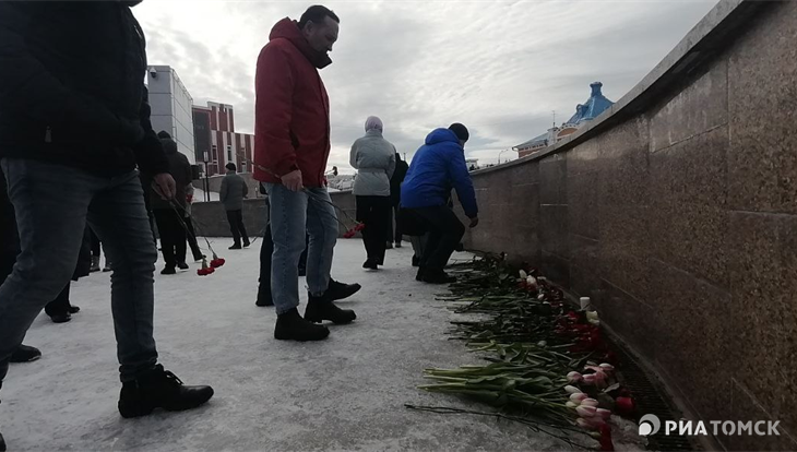 Стихийный мемориал появился в Томске у БКЗ после теракта в Подмосковье