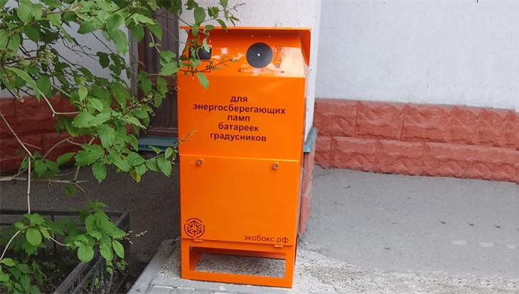 Вандалы сломали несколько экобоксов для токсичных отходов в Томске