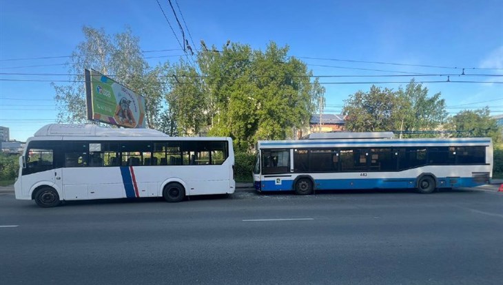 Четыре человека пострадали в ДТП с маршруткой и троллейбусом в Томске