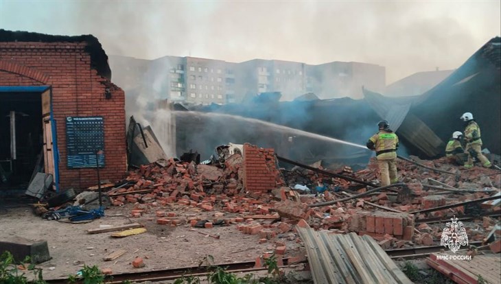 МЧС: Mersedes, BMW и Lexus сгорели после взрыва в гаражах в Томске