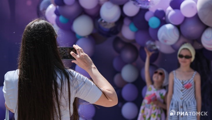 Фиолетово на жару: как в Томске проходит День молодежи