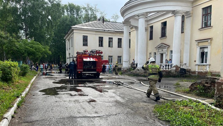 Сотрудники МЧС эвакуировали 17 человек при пожаре в медцентре Северска