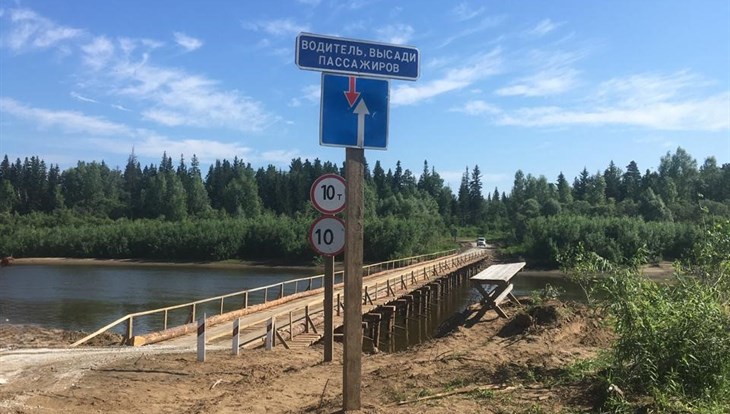 Рабочие восстановили рухнувший деревянный мост через Кию в Томской обл