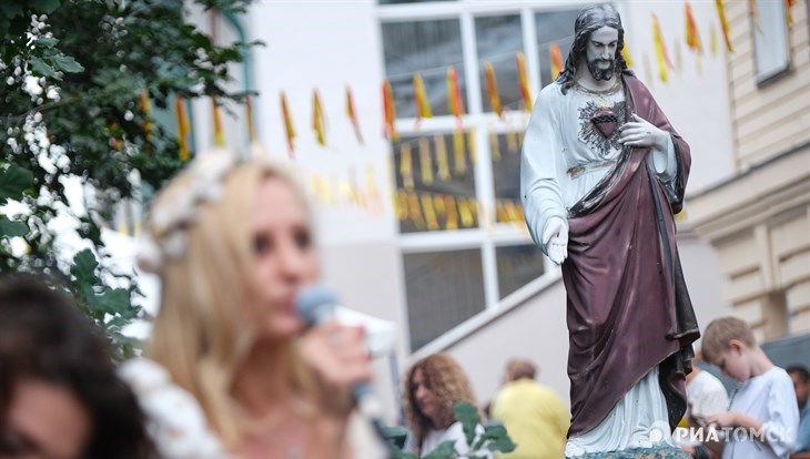 Фото с Франциском и катания на папамобиле:католик-фест прошел в Томске