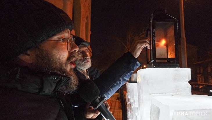 Свечи на ледовой меноре зажглись в Томске у хоральной синагоги