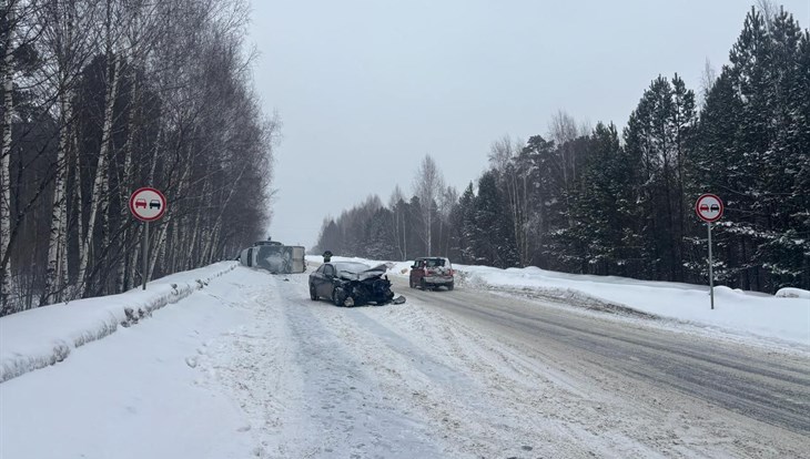 Двое госпитализированы после лобового ДТП на севере Томска