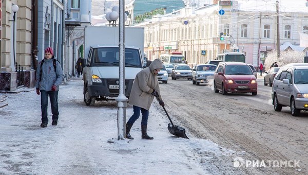 Депутаты просят усилить обработку тротуаров Томска смесями от гололеда