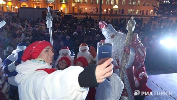 Деды Морозы сделали с томичами массовое селфи на площади Новособорной