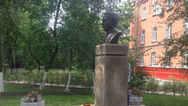 Памятник легендарному директору ТИЗа Льву Будницкому открыли в Томске