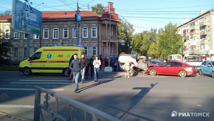 Toyota перевернулась после ДТП на Ленина в Томске, двое в больнице