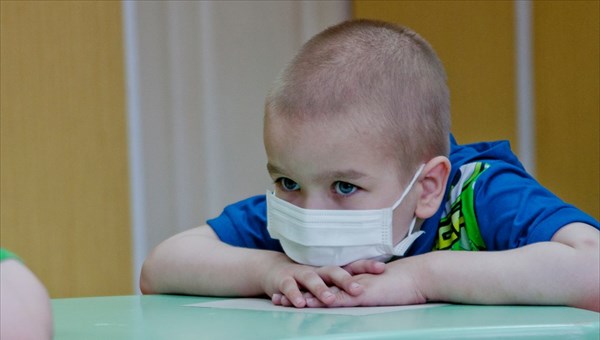 Школьники сделали дружеские открытки для больных детей Томска