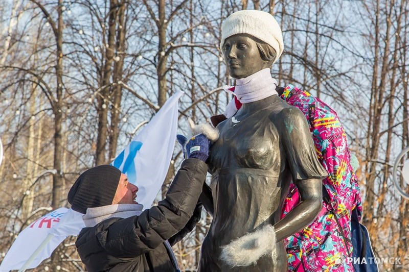 День томска. Томск памятник Татьянин. Памятник Татьяне на площади Новособорной. Памятник Татьяне Томск зимой. Памятник студенту в Томске.