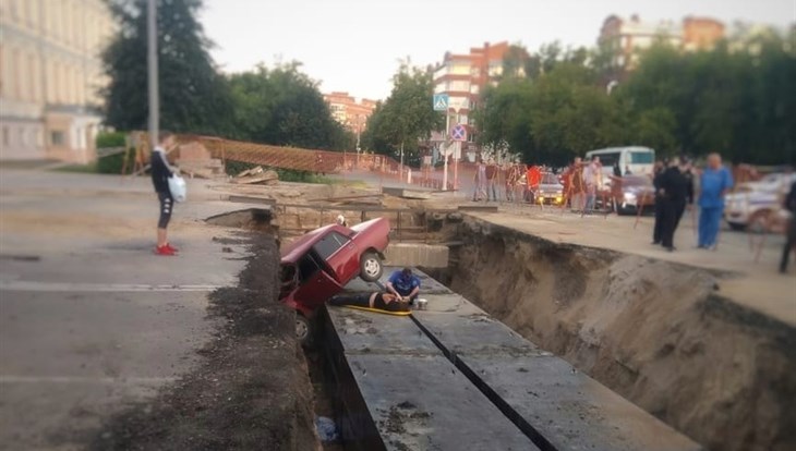 Сразу трое парней трахают дырки молодой - смотреть порно видео бесплатно онлайн на РУСПОРНО!