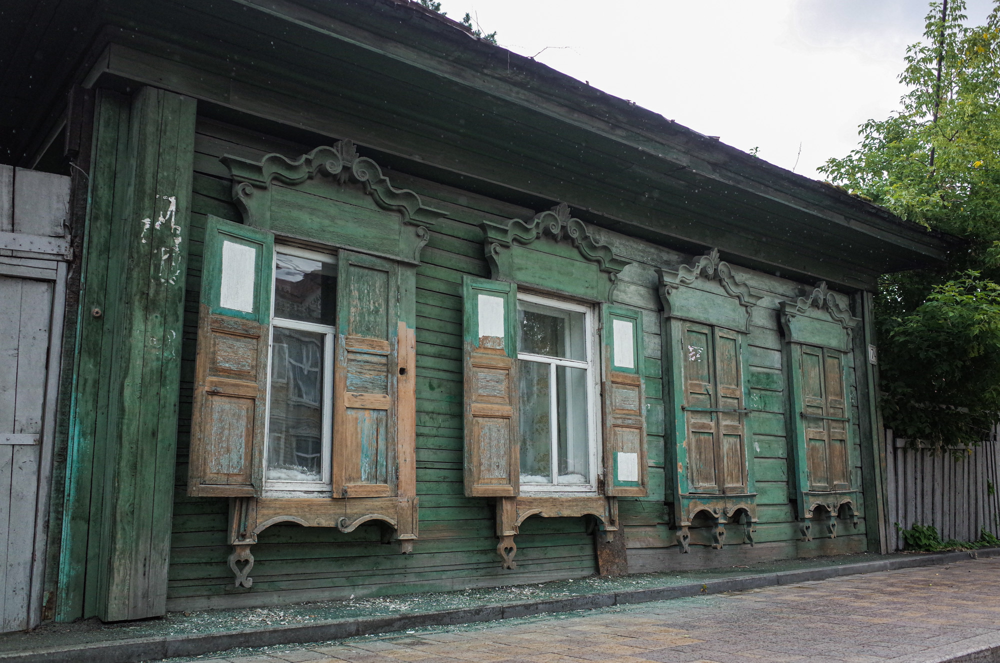 Волонтеры раскрасили фасады домов в центре Томска – фото до и после - РИА  Томск