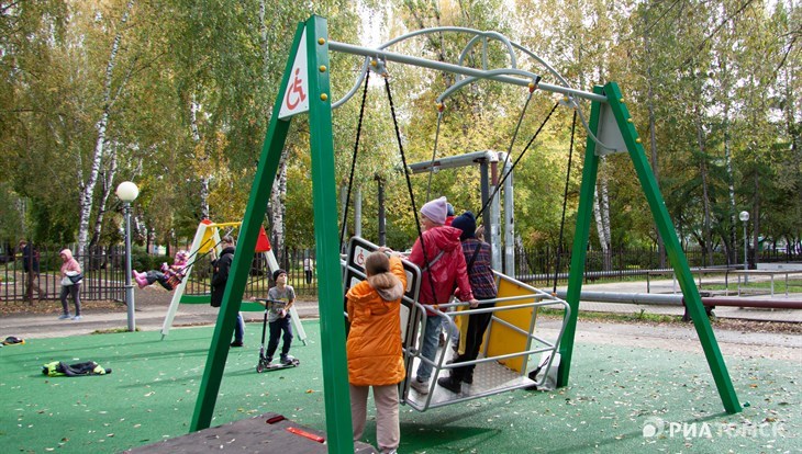 Ниже приведены фото детской площадки выполненной в виде городка: