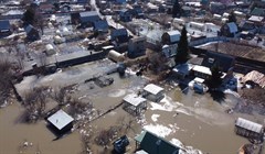 Жители СНТ на левом берегу Томи в Томске возвращаются после спада воды