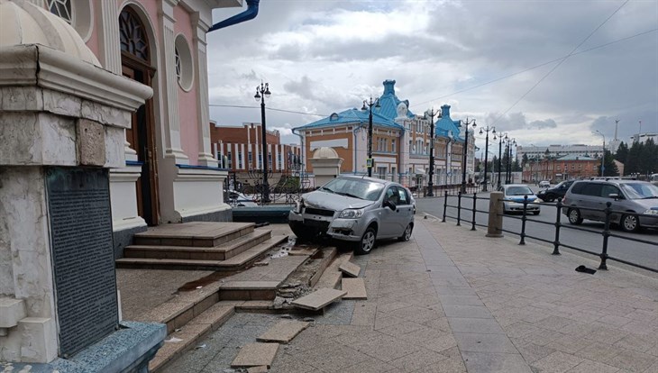 Иномарка снесла ограждение Иверской часовни на площади Ленина в Томске