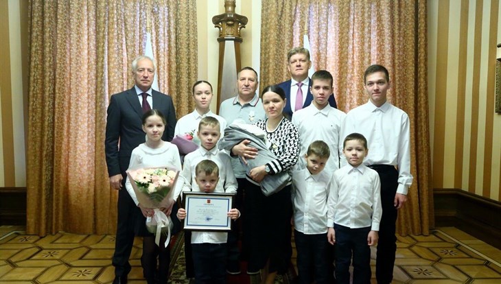 Серышев и Мазур вручили орден Родительская слава семье с 9-ю детьми